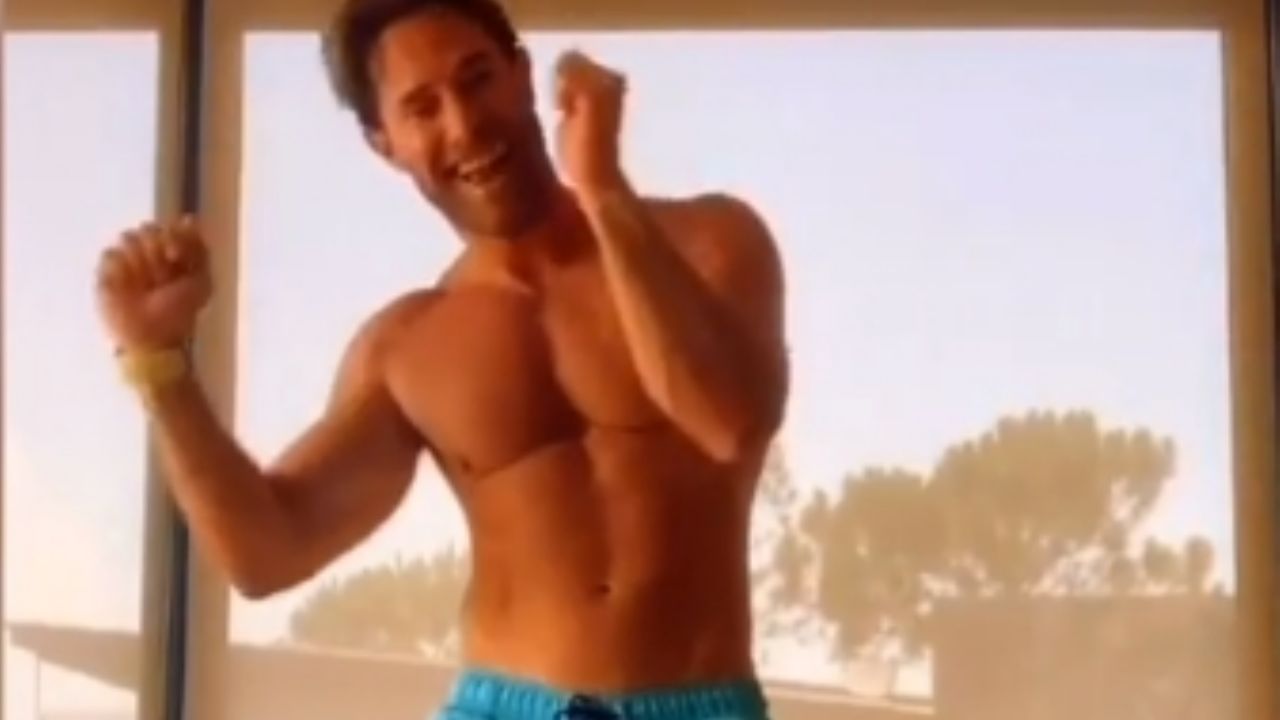 El sexy baile casi al desnudo de Sebastián Rulli que hizo ‘babear’ hasta a Grettell Valdez: “Chiquitito”