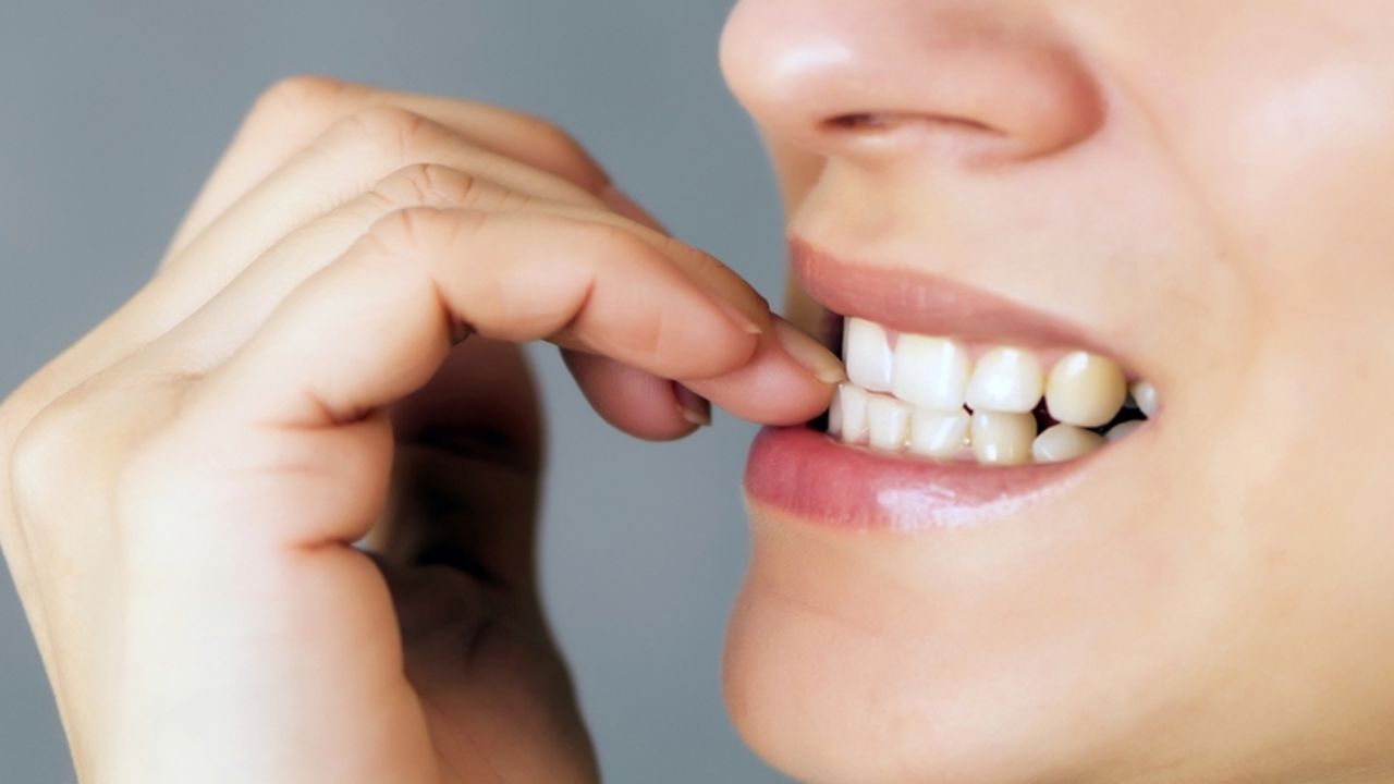 ¿Se muerde las uñas? ¡Cuidado! Esto es lo que se esconde detrás de este acto