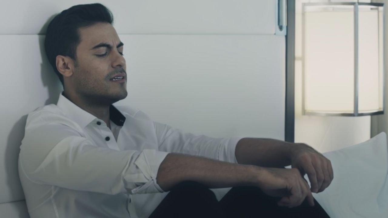 “Que feo parece oaxaquita”: Carlos Rivera es ‘destrozado’ por compartir foto de su niñez