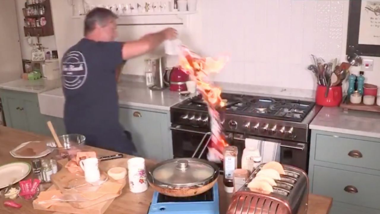Casi se incendia el set: Por descuido, chef casi quema su cocina entera