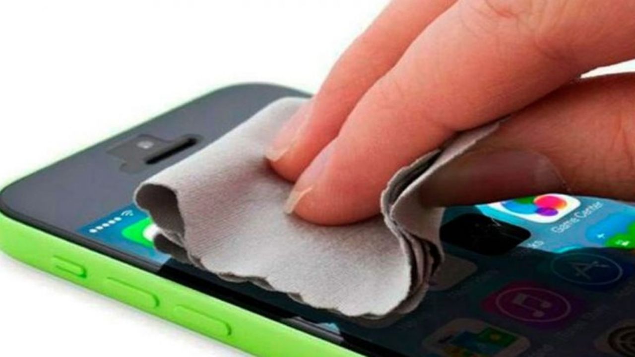 ¡Advertencia! Los móviles tienen más gérmenes que una taza del baño, según el IMSS