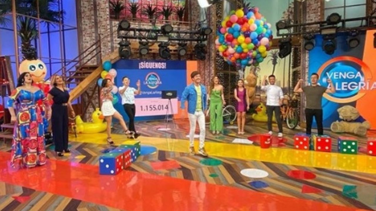 “¿No era gay?”: Conductor de TV Azteca ‘le tira la onda’ a compañera en el foro