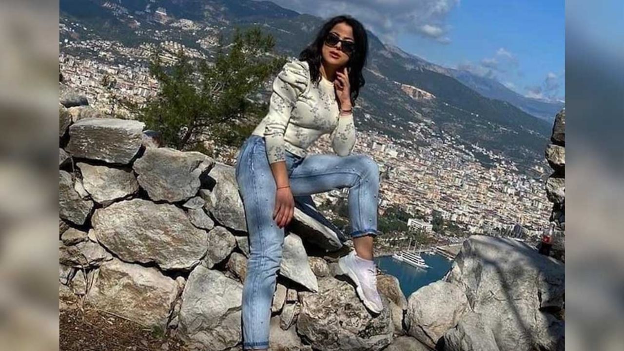 Mujer cae por acantilado al posar para foto; celebraba el fin de la cuarentena