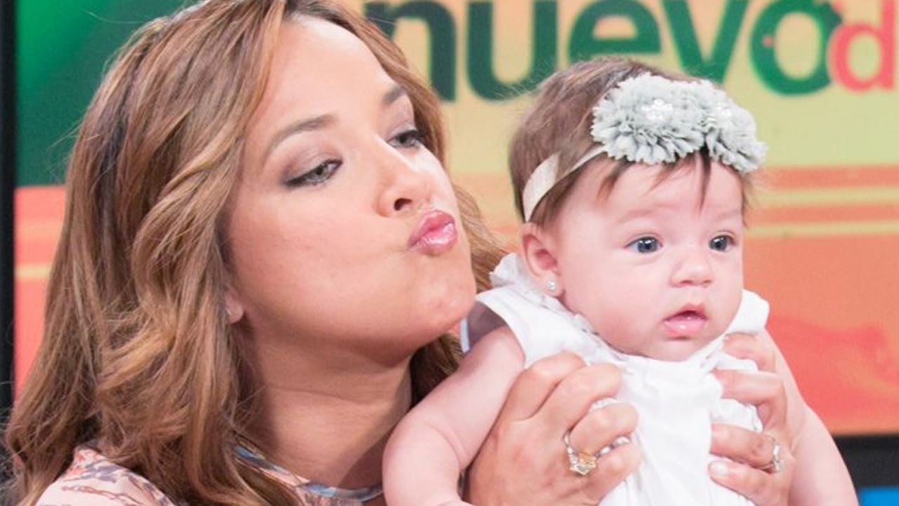 Adamari López comparte foto de su niñez y sorprende por gran parecido a su hija