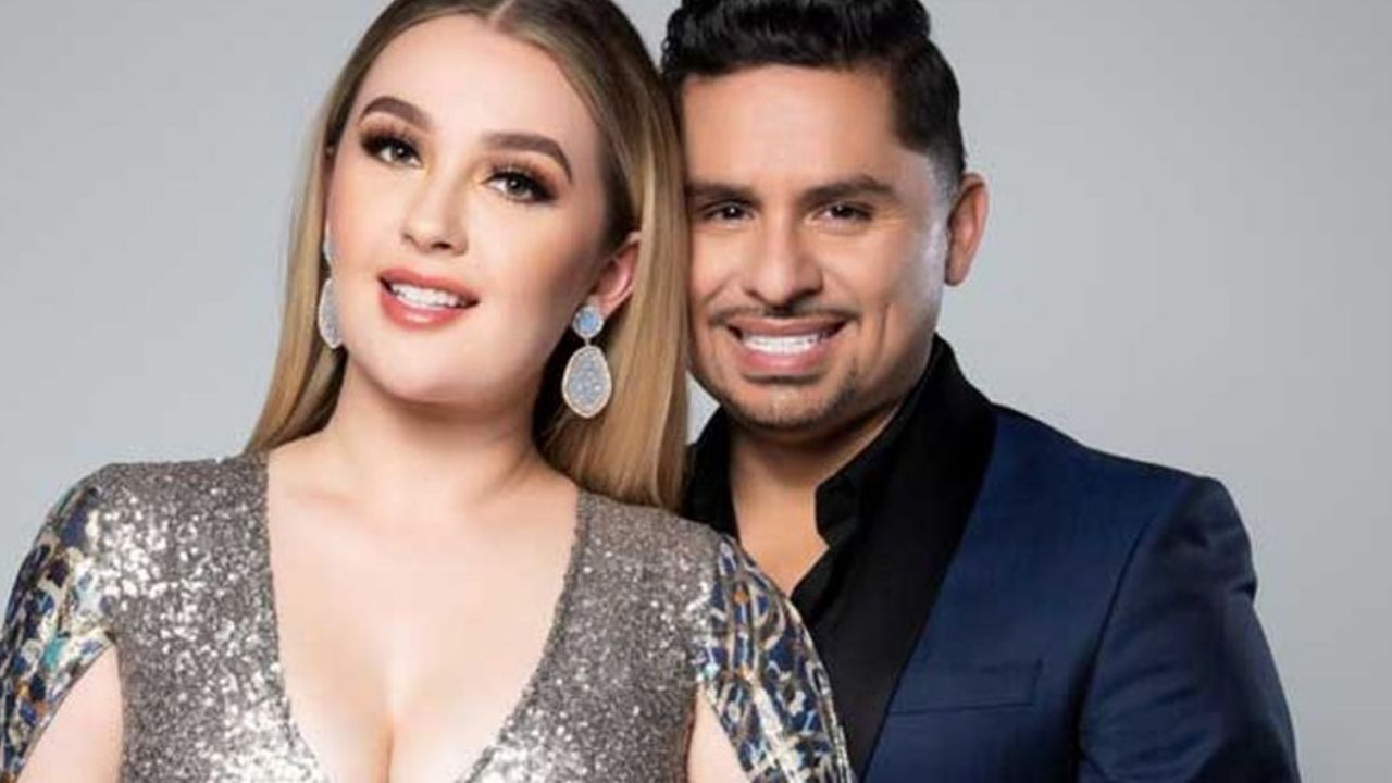 “Viejo vulgar”: Larry Hernández indigna al promocionar a escorts ¡frente a su esposa!