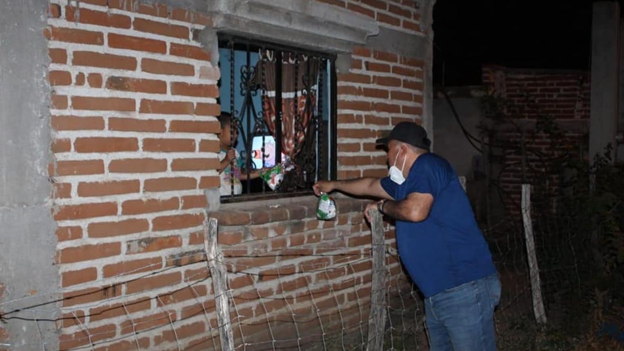 En Álamos los funcionarios entregan dulces a los niños casa por casa