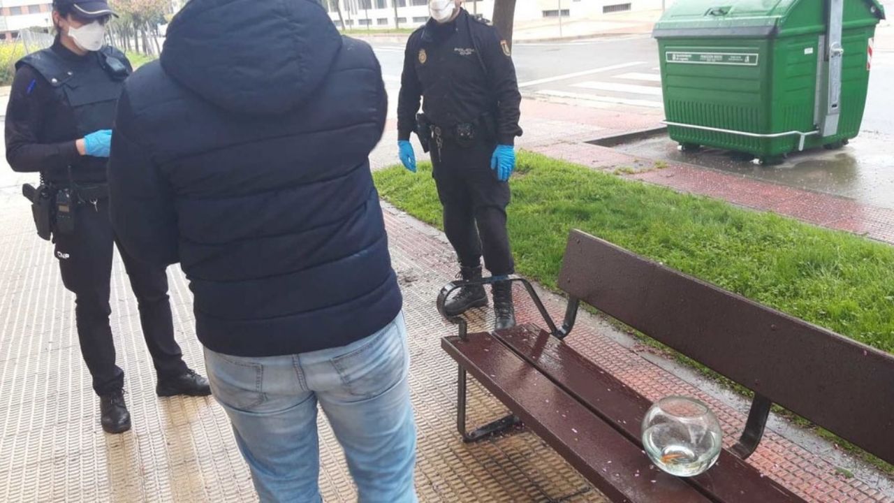 Hombre desesperado viola la cuarentena y con la excusa de sacar a pasear a sus peces