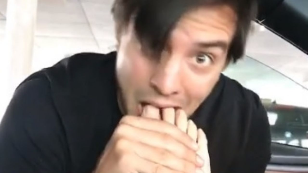 ¡Qué grotesco! Vadhir Derbez ‘enloquece’ por el encierro y ¿le chupa el pie a su novia?