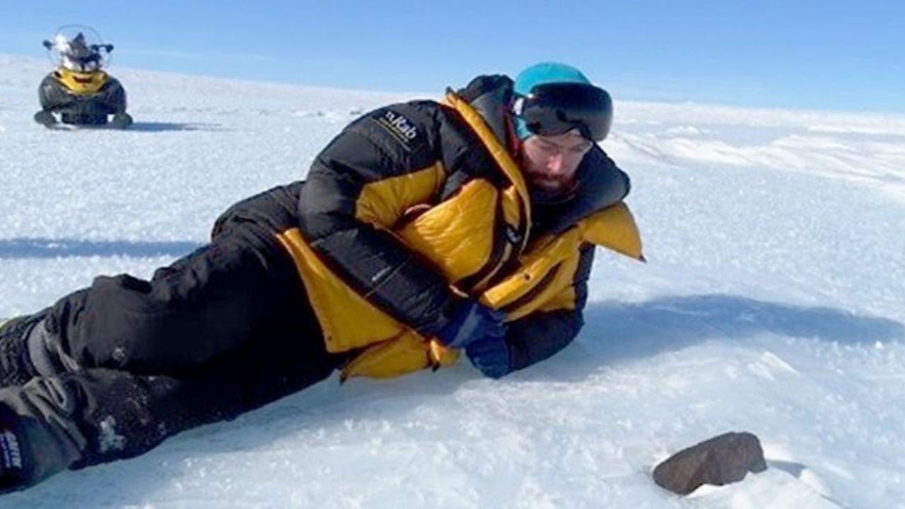 ¿Cuál es la cantidad de meteoritos que llegan a la Tierra y dónde se encuentran?