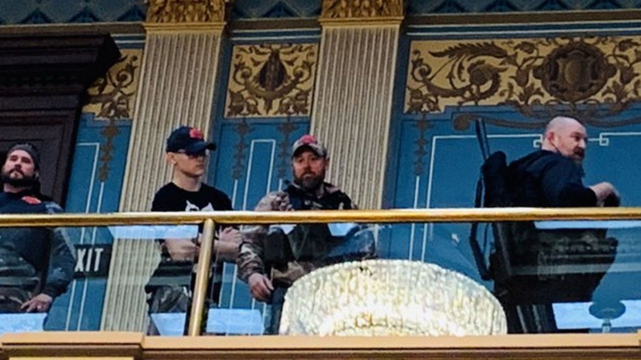 Un grupo de hombres armados toman el Capitolio en protesta por el confinamiento en Michigan