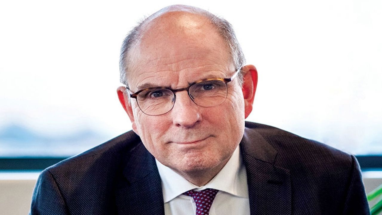 ¡No puede ser! Ministro de Justicia de Bélgica no sabe como ponerse un cubrebocas