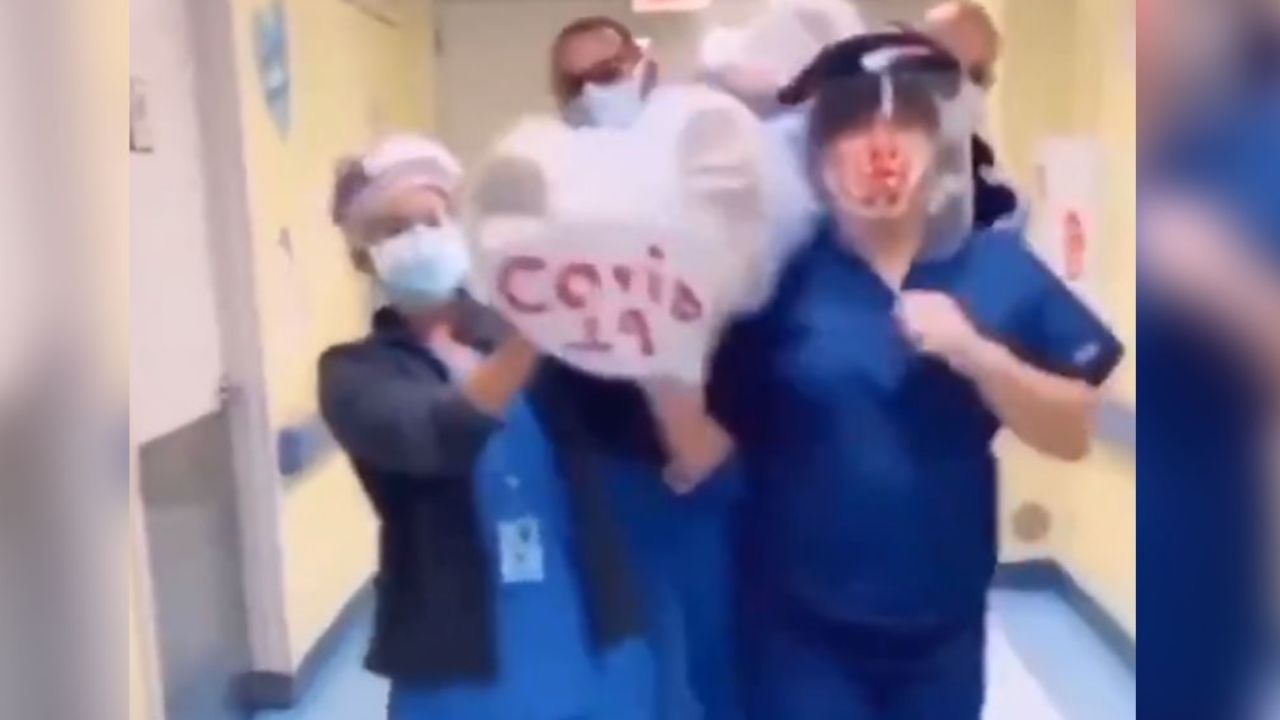 Enfermeros causan enojo al imitar meme del ataúd con presunto muerto por Covid-19