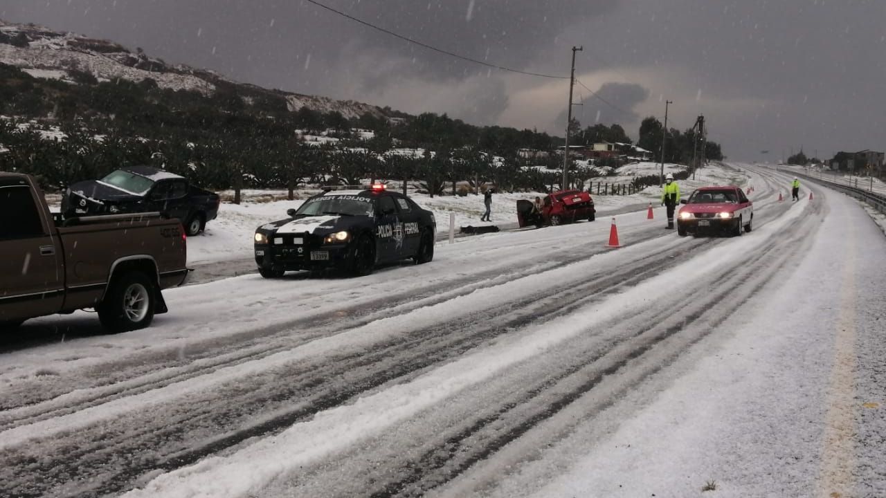 Atípica granizada sorprende a Hidalgo; pinta de blanco las carreteras