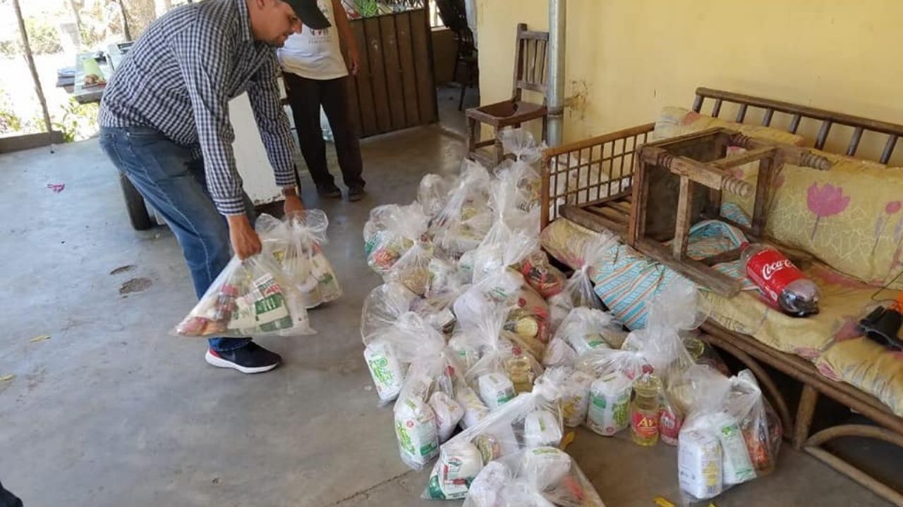 Familias de la zona rural de Álamos reciben apoyos de alimentación