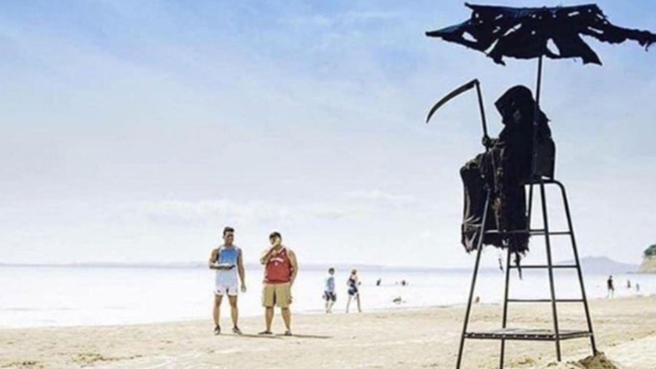 Indignado, se viste de ‘La Muerte’ para protestar contra reapertura de playas: “Es un peligro”