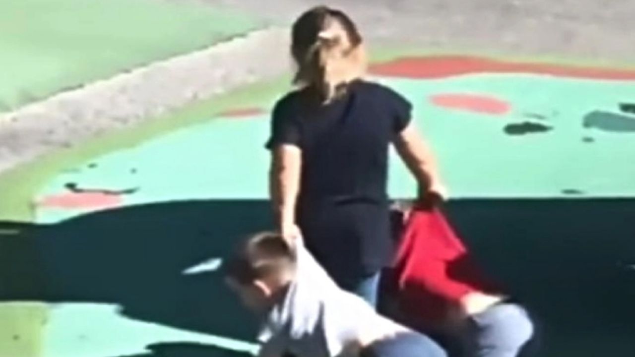 ¡Viva la inocencia! En falta de mascota, niña pasea a sus hermanos en forma de perritos