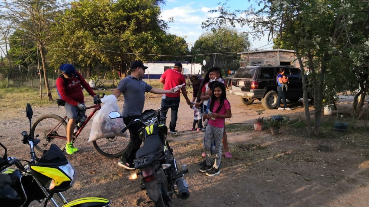 Ciclistas de Navojoa recorren comunidades para regalar dulces a los niños
