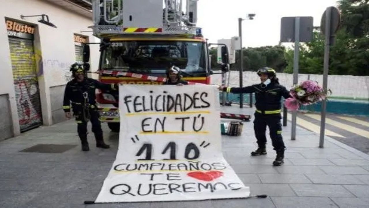La mujer más longeva de Madrid celebra sus 110 años desde su balcón, por el Covid-19
