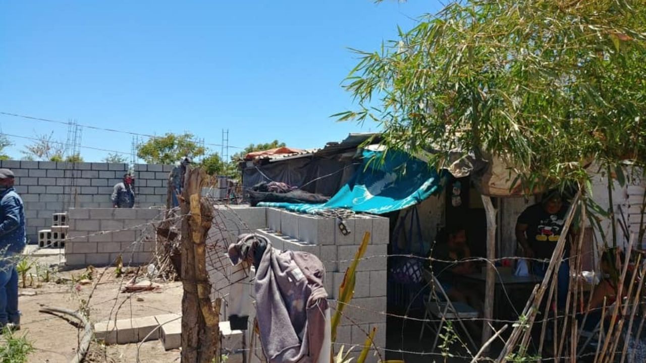 Familias de Etchojoa tendrán dos viviendas después de perder todo en un incendio