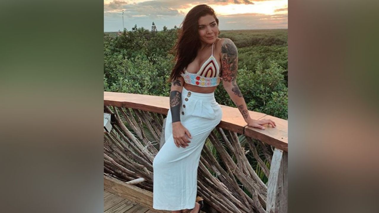 Arriba del sofá, Érika Fernández desata bajas pasiones en lencería