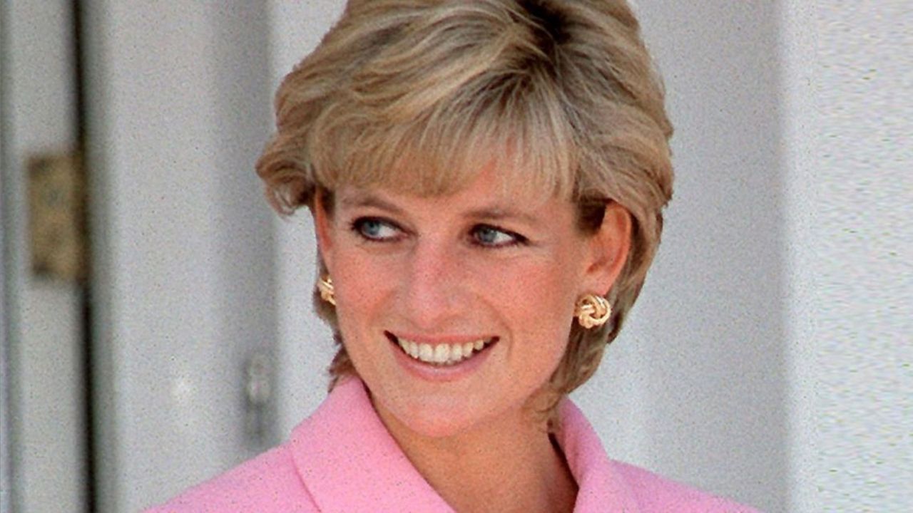 ¡Más sensual que nunca! Lady Di así lucía con sensual traje de baño animal print