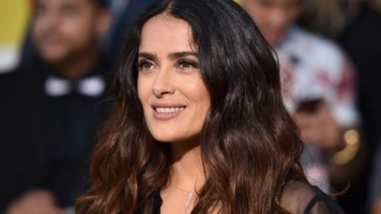 “Siéntete orgulloso de tus raíces”: Salma Hayek desata polémica por ‘desgreñada’