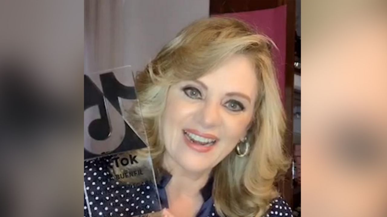 Con tequila en mano, Érika Buenfil canta al ritmo de ‘Ginza’ de J Balvin