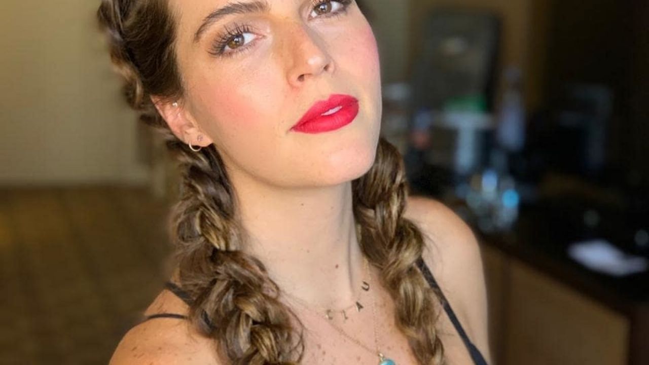 Claudia Álvarez usa sus encantos en provocativa foto para informar a fans