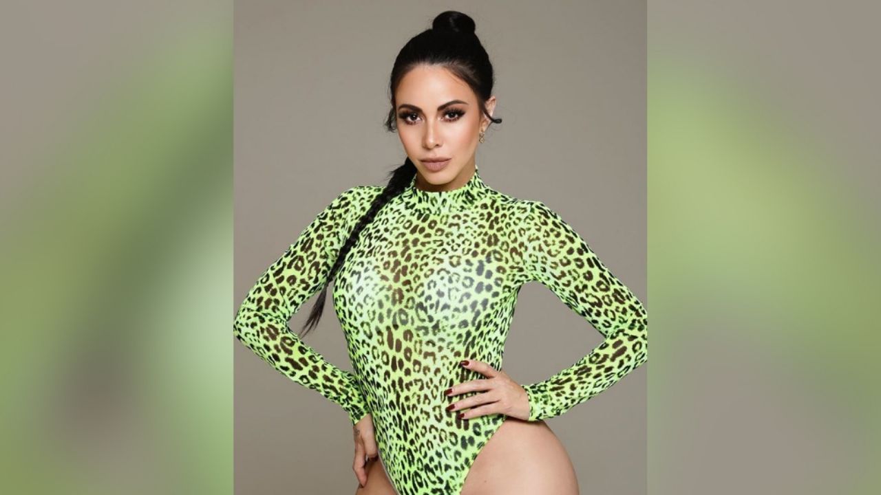 ¡Casi se le salen! Jimena Sánchez acalora redes en diminuto bikini morado