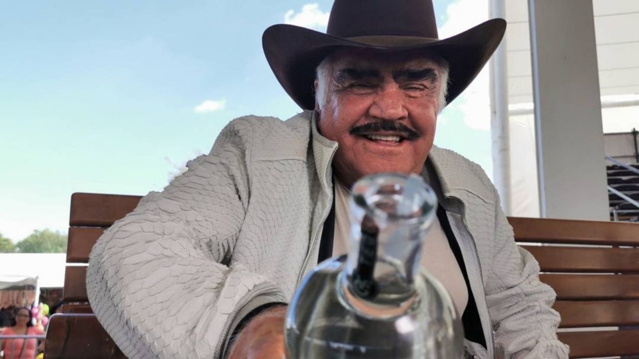 Vicente Fernández mitiga el calor de la cuarentena con raspados de tequila