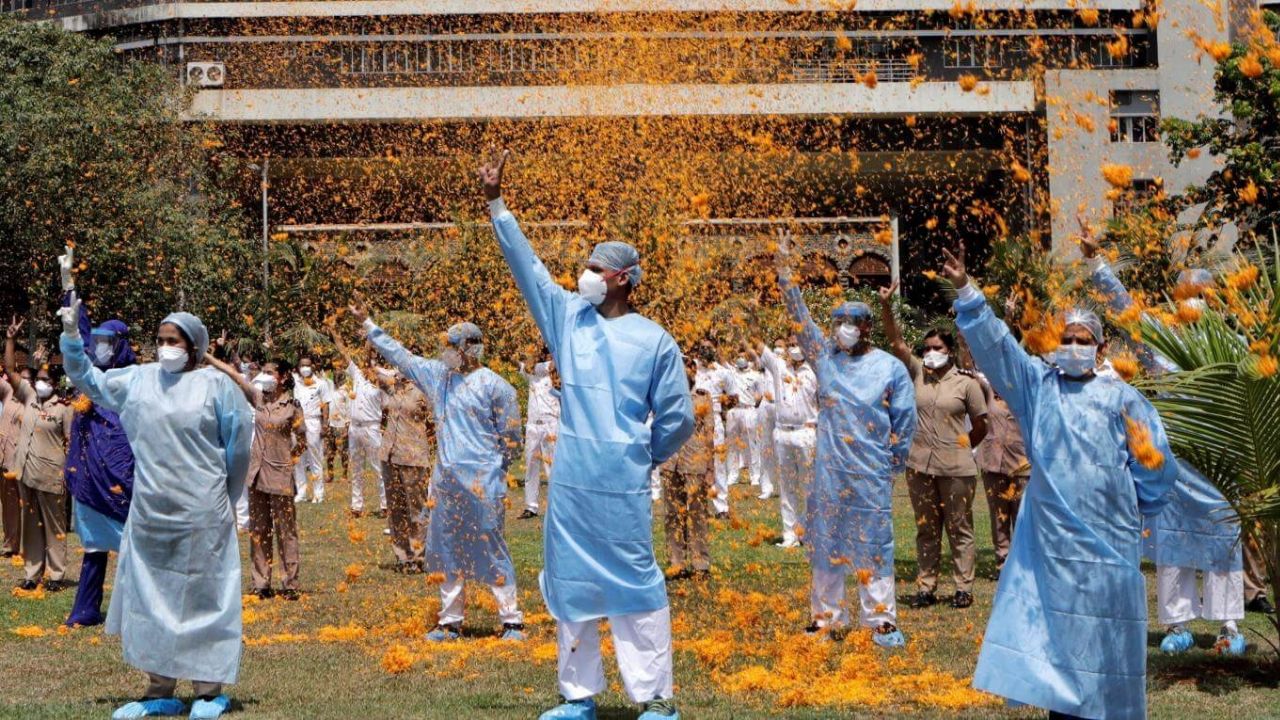 Helicóptero arroja pétalos de flores a los policías que combaten el Covid-19 en la India