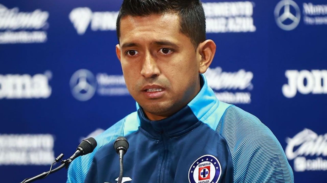 Policías detienen a Elías Hernández del Cruz Azul, ¿para tomarse una foto?