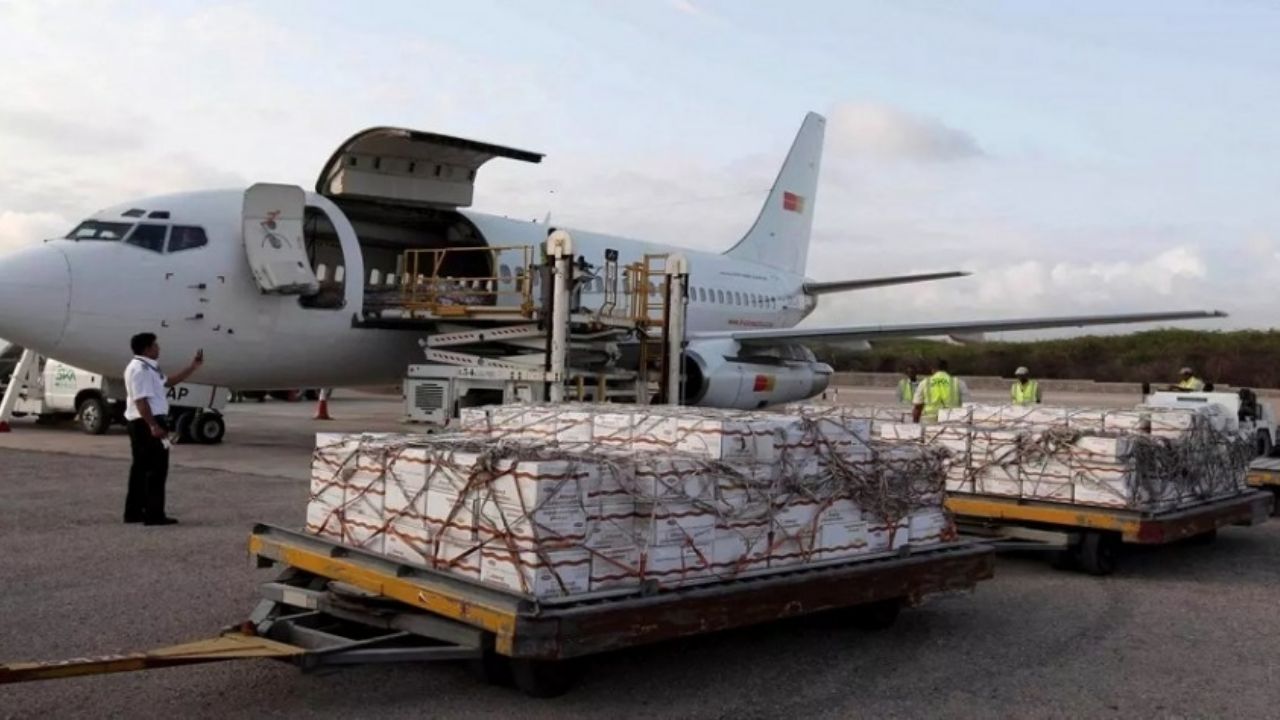 Se estrella avión cargado de ayuda humanitaria; hay siete muertos