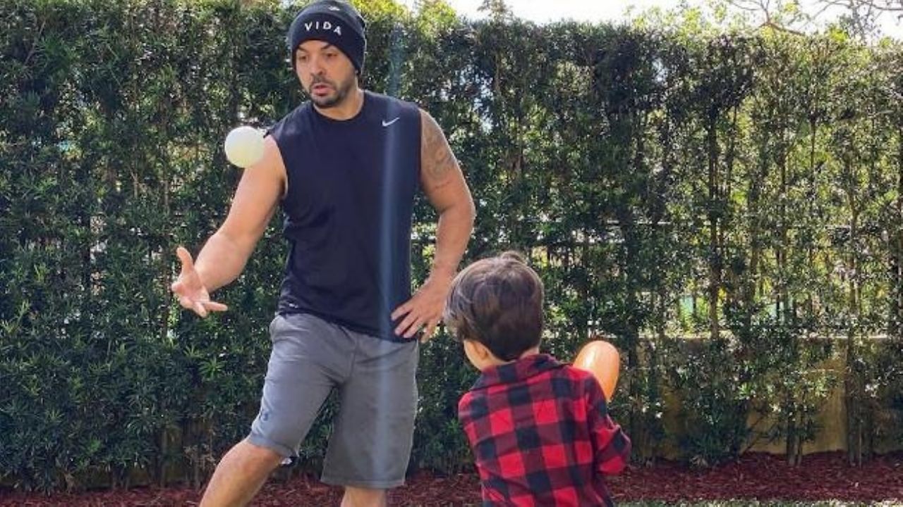 Luis Fonsi se muestra orgulloso del primer home run de su hijo en emotivo video