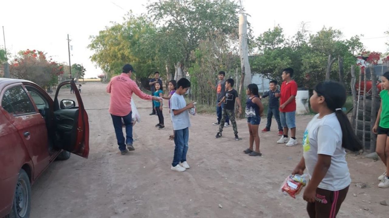 Familias del área rural de Huatabampo reciben despensas y bolsas de dulces para los niños