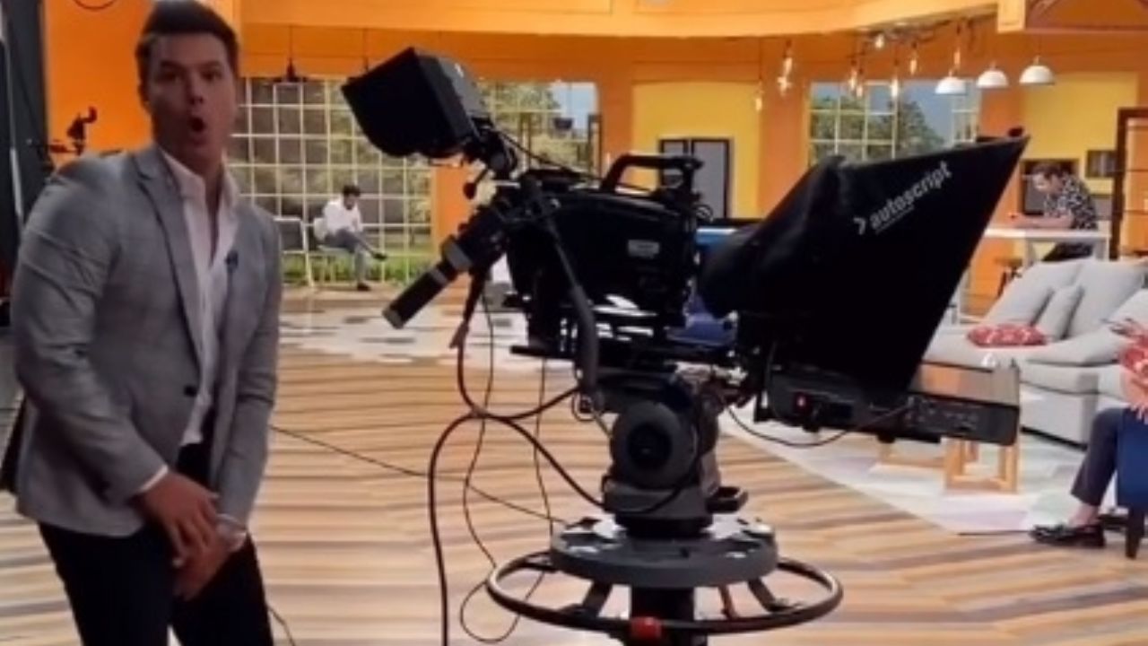 ¡Accidente en TV Azteca! Brandon Peniche pasa bochornoso momento y Annette se burla de él