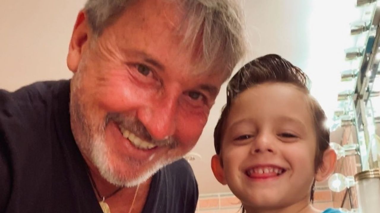 Entre regaños y tiernos momentos Ricardo Montaner enseña música a su nieto