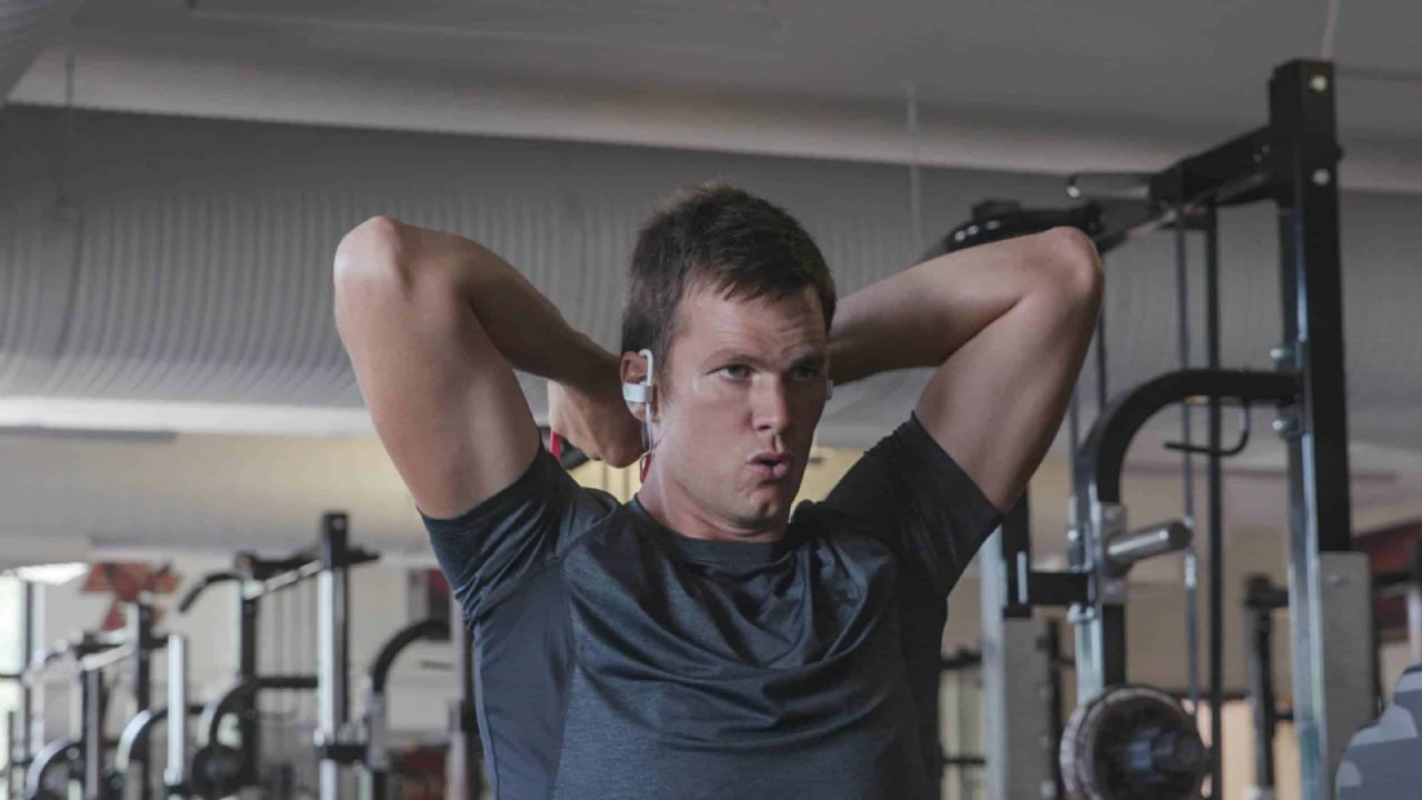 Tom Brady practica en el patio de la mansión que Derek Jeter