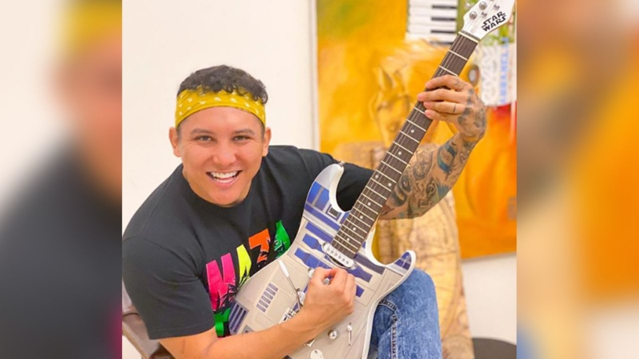 “Pin… jot…”: Destrozan a Edwin Luna por lucir accesorio ¿para ocultar su calvicie?