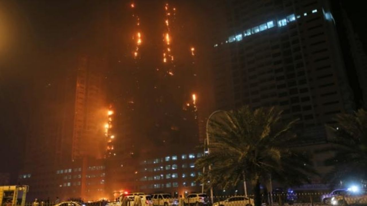 VIDEO: Impactante incendio arrasa con un rascacielos en Emiratos Árabes Unidos