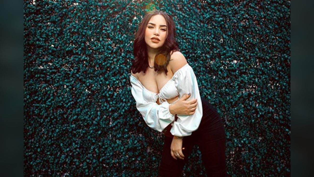 Kimberly Loaiza se luce en traje de baño y deja ver sus estrías sin pena alguna
