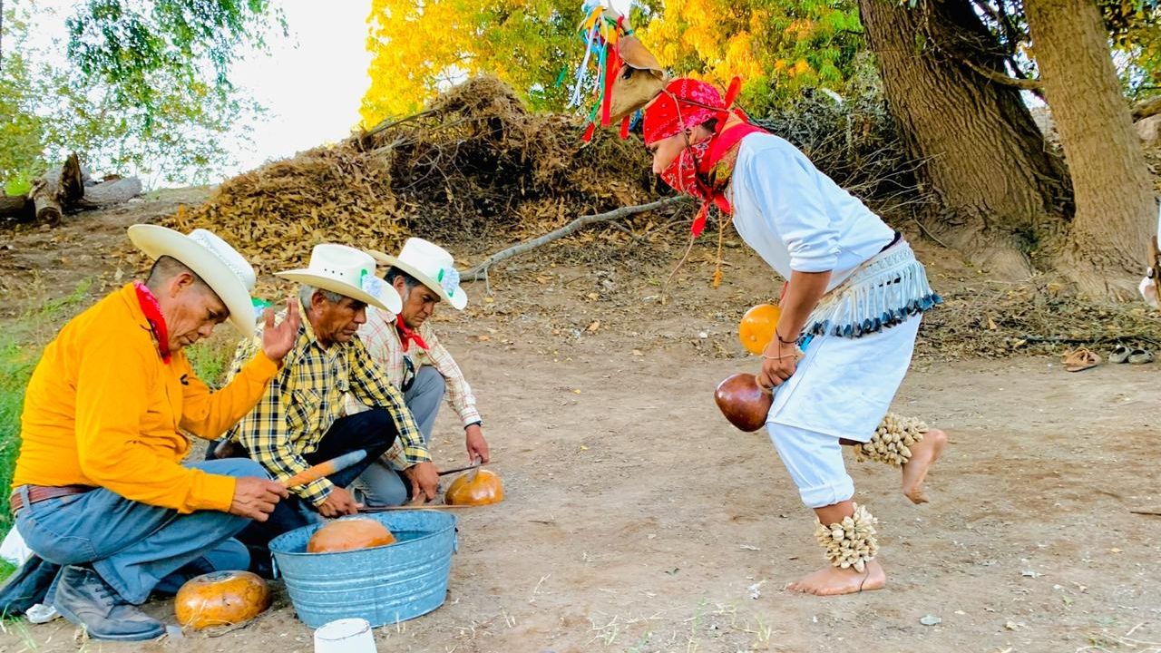 La etnia Mayo realiza las danzas tradicionales de la Santa Cruz a la orilla del río