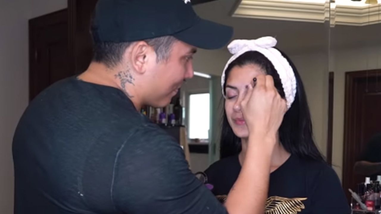 VIDEO: Edwin Luna maquilla a Kimberly Flores como todo un experto