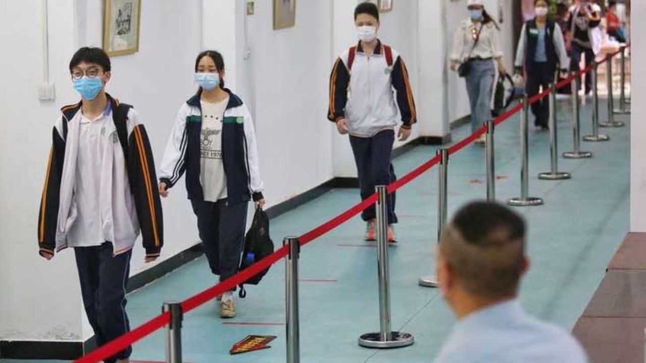 Con temor y medidas sanitarias, así volvieron a clases las escuelas en Wuhan