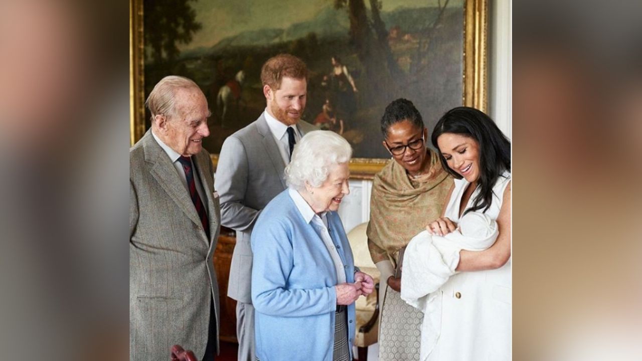 Reina Isabel II y su “fría” felicitación a Archie en su primer cumpleaños