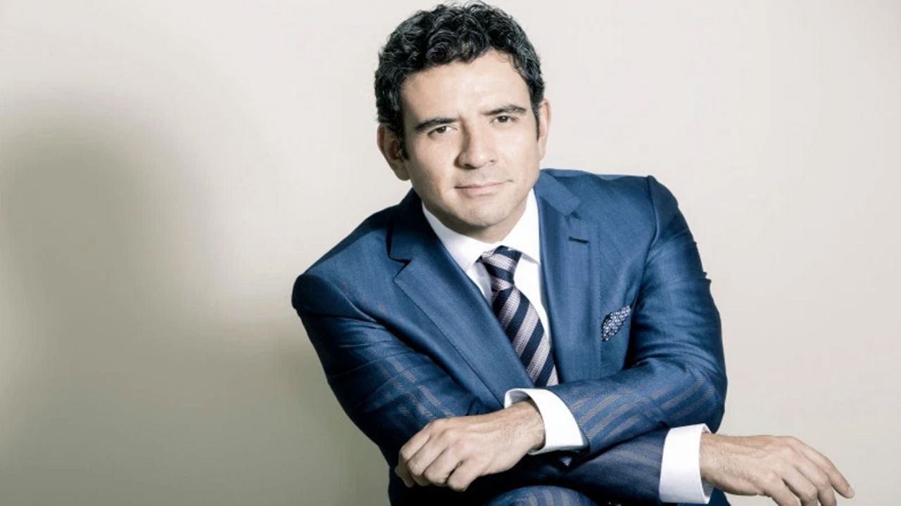 Héctor Sandarti llora en programa ‘Un Nuevo Día’ por carta dedicada a su madre