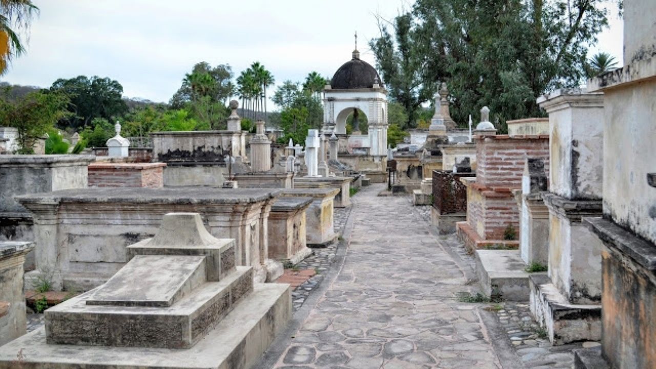 Gobierno de Álamos prohibirá el acceso a los cementerios el 10 de mayo