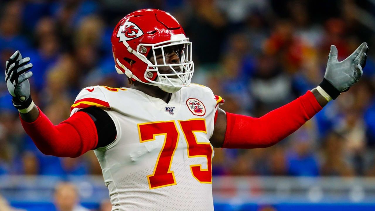 Los Dallas Cowboys contratan al tackle Cameron Erving para reforzar su línea ofensiva