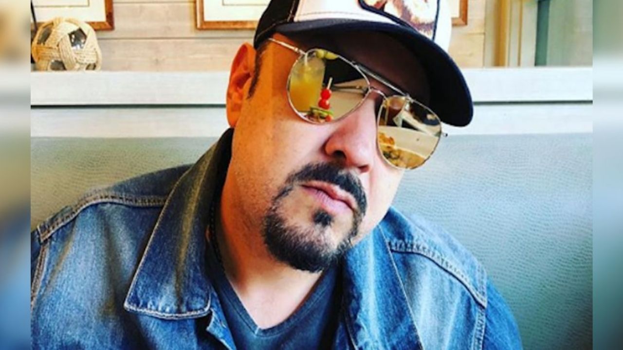 Tras teñirse la barba de azul, Pepe Aguilar presume los resultados de su locura