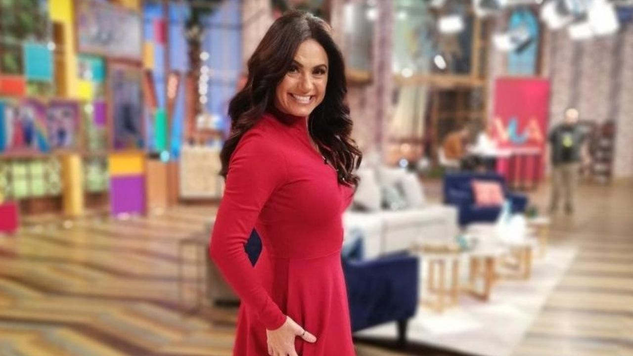 ¡Impresionante! Penélope Menchaca presume tremendo cuerpazo en asfixiante vestidito negro